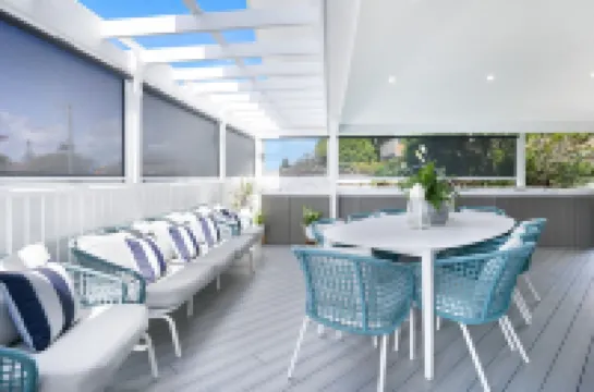 Entire Coastal Residential Family Home. Sleeps 12 - Lake & Beachside Property.