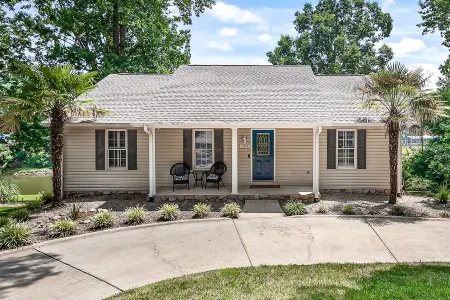 Lake Norman house in quiet neighborhood