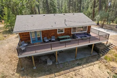 4-bedroom Private Lake House in charming Nine Mile Falls 나인 마일 캠프그라운드 보트 론치 주변 호텔