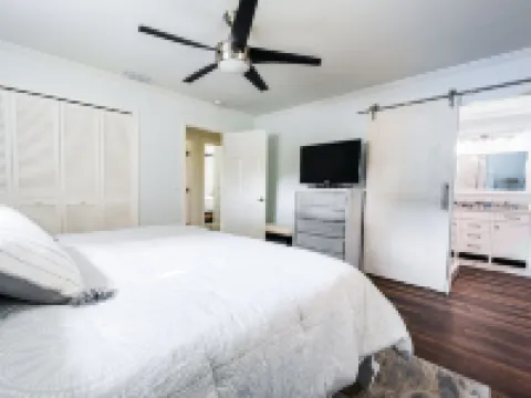 Beautifully Appointed 3BR / 2 Bath Home close to Beach & Iconic Atlantic Ave Hotels in Boynton Beach