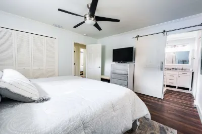 Beautifully Appointed 3BR / 2 Bath Home close to Beach & Iconic Atlantic Ave Schoolhouse Children's Museum and Learning Center 주변 호텔