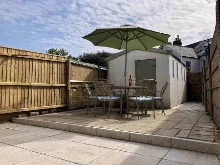 Short stroll to Quay, shops and restaurants Отели в г. Пул