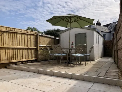 Short stroll to Quay, shops and restaurants