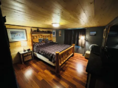 Lake front cabin on the Eagle River chain. Pet friendly. Pontoon for rent.