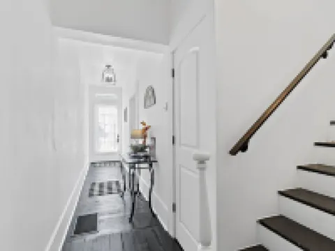 Jefferson Off Main: *4 Beds*King Beds*Walk to Main* 3 Full Bath Hotels in Madison