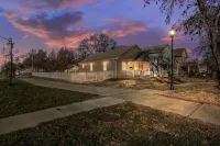 Kings Cottage 4 bed/3 full bath central Topeka Hotels near Holliday Square Shopping Center