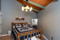 Cozy Treehouse steps from Beech Mtn ski resort, Restaurants, Trails and Fishing!