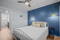 The Coral Door. 2 Bdrm 1 Bath Unit. Sleeps 5. Linens Included!