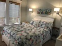 Modern 2B Carriage House 300' from the beach, walk to restaurants, sleeps 4