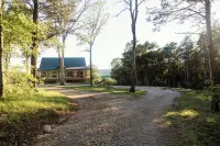 Huckleberry Hollow, secluded home in the woods, wraparound porch, soaker tub! - 4성급