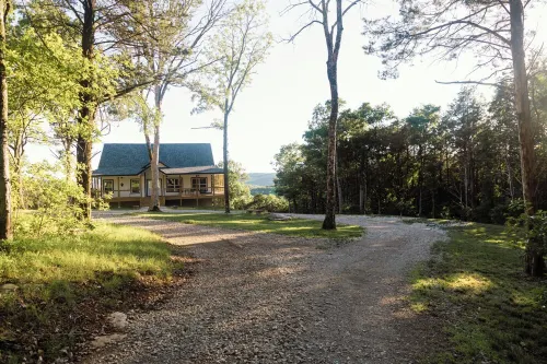 Huckleberry Hollow, secluded home in the woods, wraparound porch, soaker tub!