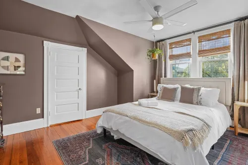 Updated, Historic District, Walk to Waterfront. Pet-Friendly! Sleeps 12