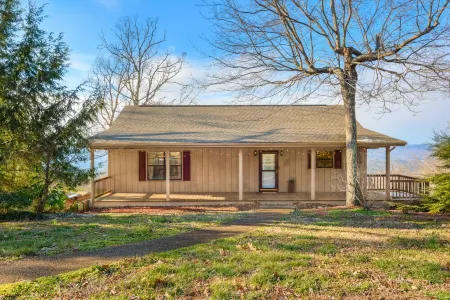 Cloudland Cottage--minutes away from world-class hiking, waterfalls, hanggliding