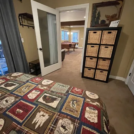 Peaceful Family Mountain Lodge – Theater, Arcade, Hot Tub & Forest Views Hotéis em Pine