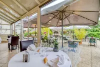 Brit Hotel le Cygne Hotel a Savigny-le-Vieux