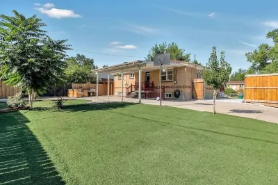 4 BR home with game room & large backyard to entertain Centrally located Near DT 퍼얼 비젼 주변 호텔