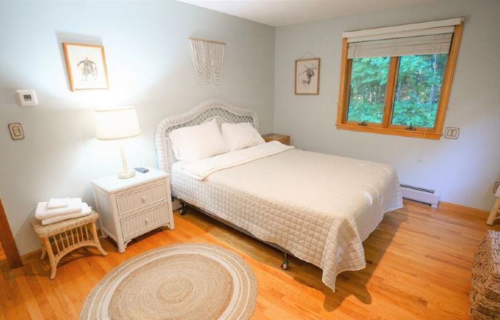 Quintessential Lakefront Home perfect for MultiFamily retreats on Thompson Lake
