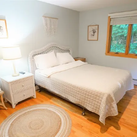 Quintessential Lakefront Home perfect for MultiFamily retreats on Thompson Lake