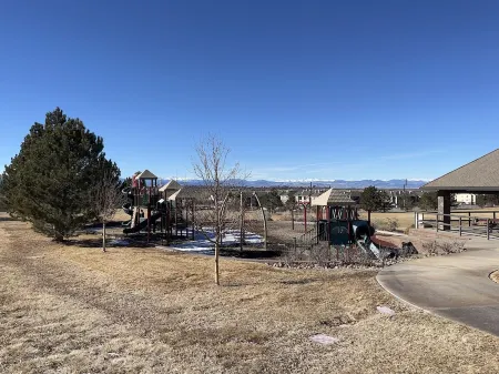 Relax with the whole family. Spacious home. Close to shopping and hiking trails Отели рядом с достопримечательностью «Парк штата Черри Крик»