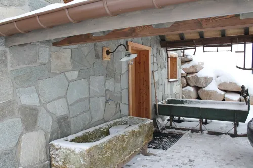 *Exceptional Offer*Chalet  / Lake/ South Facing / Ski Slopes / Jacuzzi, Sauna