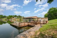Beautiful Lakefront Home, Private Dock, Sleeps 16, 12 minutes to Ark Encounter