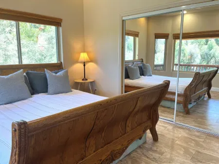 LUXURY RIVERFRONT RETREAT: PET FRIENDLY: BRYCE / ZION, RAFTING, FISHING, HIKING