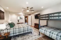 Luxury 6-bedroom home with View, Arcade Table, Fire table, Jet tubs, Deck, Wi-Fi