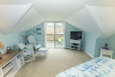 Tranquil Shores - Relaxation With a Water View!