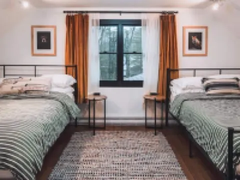 Modern Chalet with Hot Tub & Fire Pit at Lake Wallenpaupack 帕爾邁拉酒店