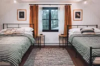 Modern Chalet with Hot Tub & Fire Pit at Lake Wallenpaupack Các khách sạn ở Xã Palmyra