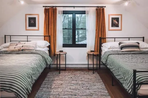 Modern Chalet with Hot Tub & Fire Pit at Lake Wallenpaupack