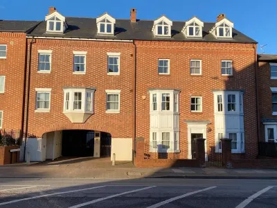 Luxury, modern town centre, 2 beds, free parking for one vehicle Hotels in 