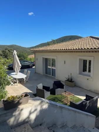 Appartement vue sur les Collines à 10 min de la mer Отели в г. Сен-Максим