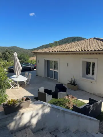Appartement vue sur les Collines à 10 min de la mer