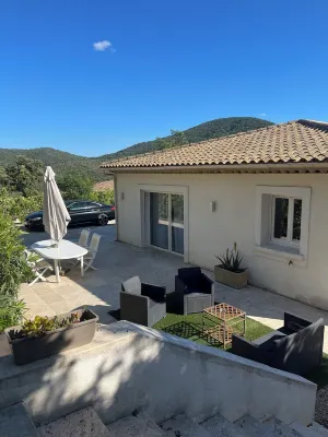 Appartement vue sur les Collines à 10 min de la mer