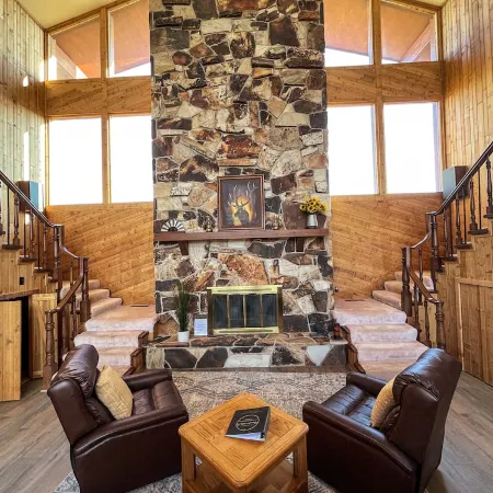 Large cabin with amazing views, mountains, sunsets, and wildlife.