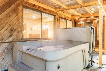 Cabin on Peaceful creek w/ hot tub, sauna, firepit- minutes from Hurricane Ridge
