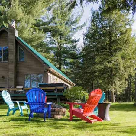 Stunning Lakeview Home: 2Br+Loft, Kayaks, Fire Pit & Shaded Yard – Pet Friendly! Отели в г. Хаунсфилд