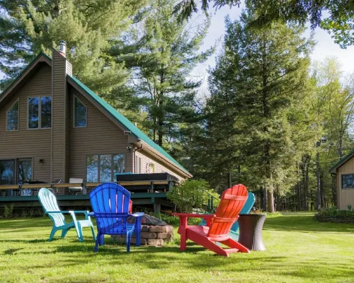 Stunning Lakeview Home: 2Br+Loft, Kayaks, Fire Pit & Shaded Yard – Pet Friendly! Hotels in Hounsfield