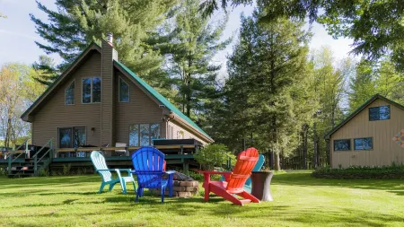Lake View Cozy Stays for Every Adventure, Live Like a Local,Next 2 Fishing Site.