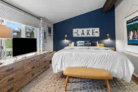 Stunning Waterfront views & cozy fireplace on the shores of Lake Como. King bed.