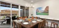 RedRock BnB -Pool-Hot Tub -Pickle Ball - Splash Pad - Playground