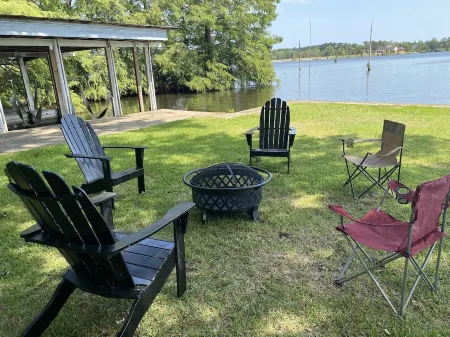 Escape to Serenity Lake House on Lake D'Arbonne, Fire Pit, Porch and Boat House Отели в г. Юнион Пэриш