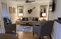 Vibez on the Lanai @ Diamondhead Hotels in Diamondhead