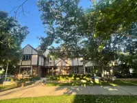 Luxury Basement Apartment with Private Entrance. Play with Farm Animals! Hotels in Springville