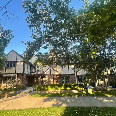 Luxury Basement Apartment with Private Entrance. Play with Farm Animals!