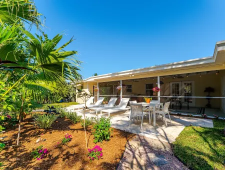 Fabulous 3 bedroom 3 bath home near the beach with massive garden Отели в г. Лантана