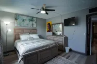 Modern Waterview 2BR Condo Mins From Airport