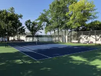 Amazing view!! Convenient location, Beautiful 3BR, Lakefront Condo with 2 Pools