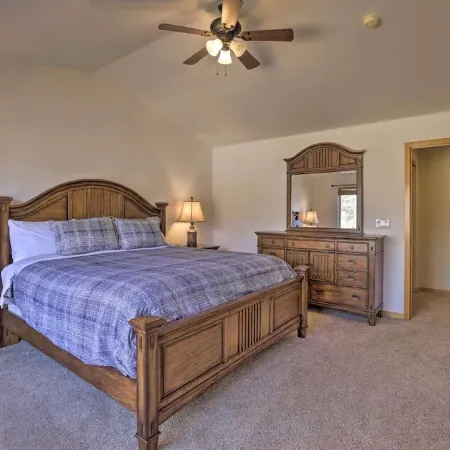 Luxury Town Home+Hot Tub! Mountain View, River/Lake front, close to Ski Resorts